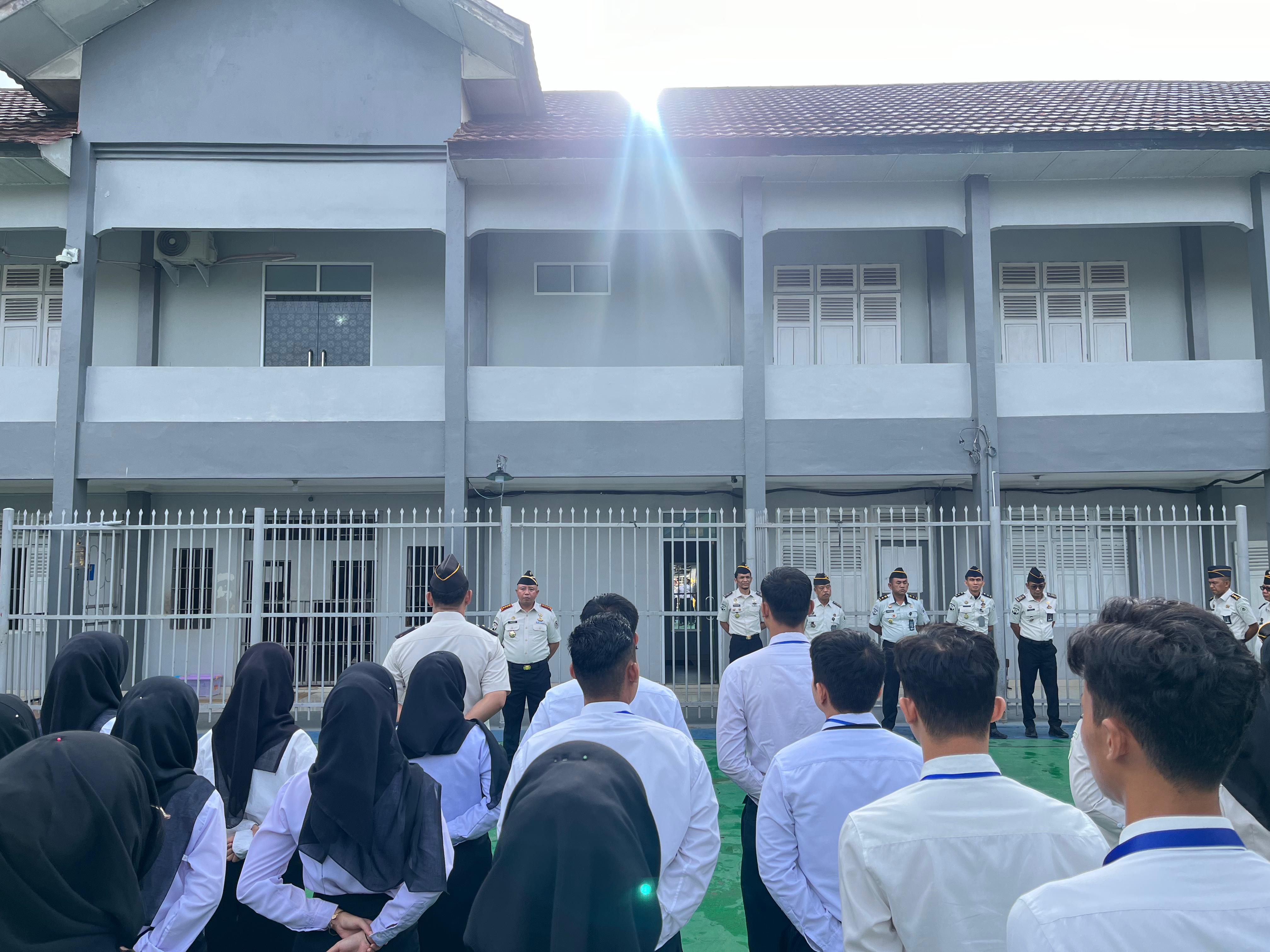 Apel Pagi Perdana Awal Tahun, Petugas Lapas Tanjung Raja Gunakan Seragam Dinas Terbaru