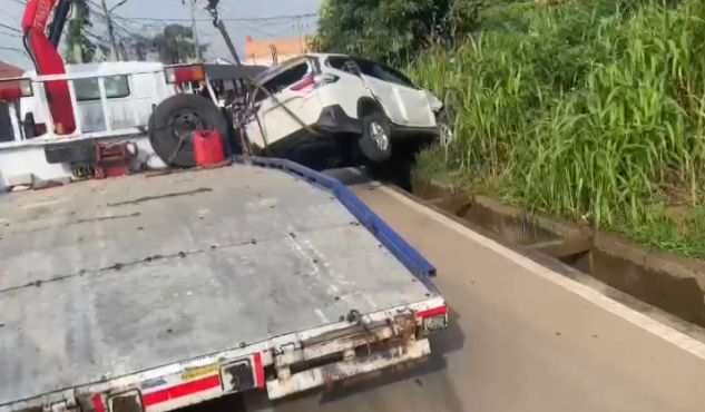 Diduga Hendak Tabrak Lari, Pengemudi Mobil di Palembang Kembali Hantam Kendaraan, Sempat Dimassa 