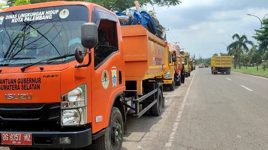 Puluhan Truk Sampah Antre Masuk TPA Sukawinatan hingga ke Jalan Noerdin Pandji, Ternyata ini Penyebabnya!