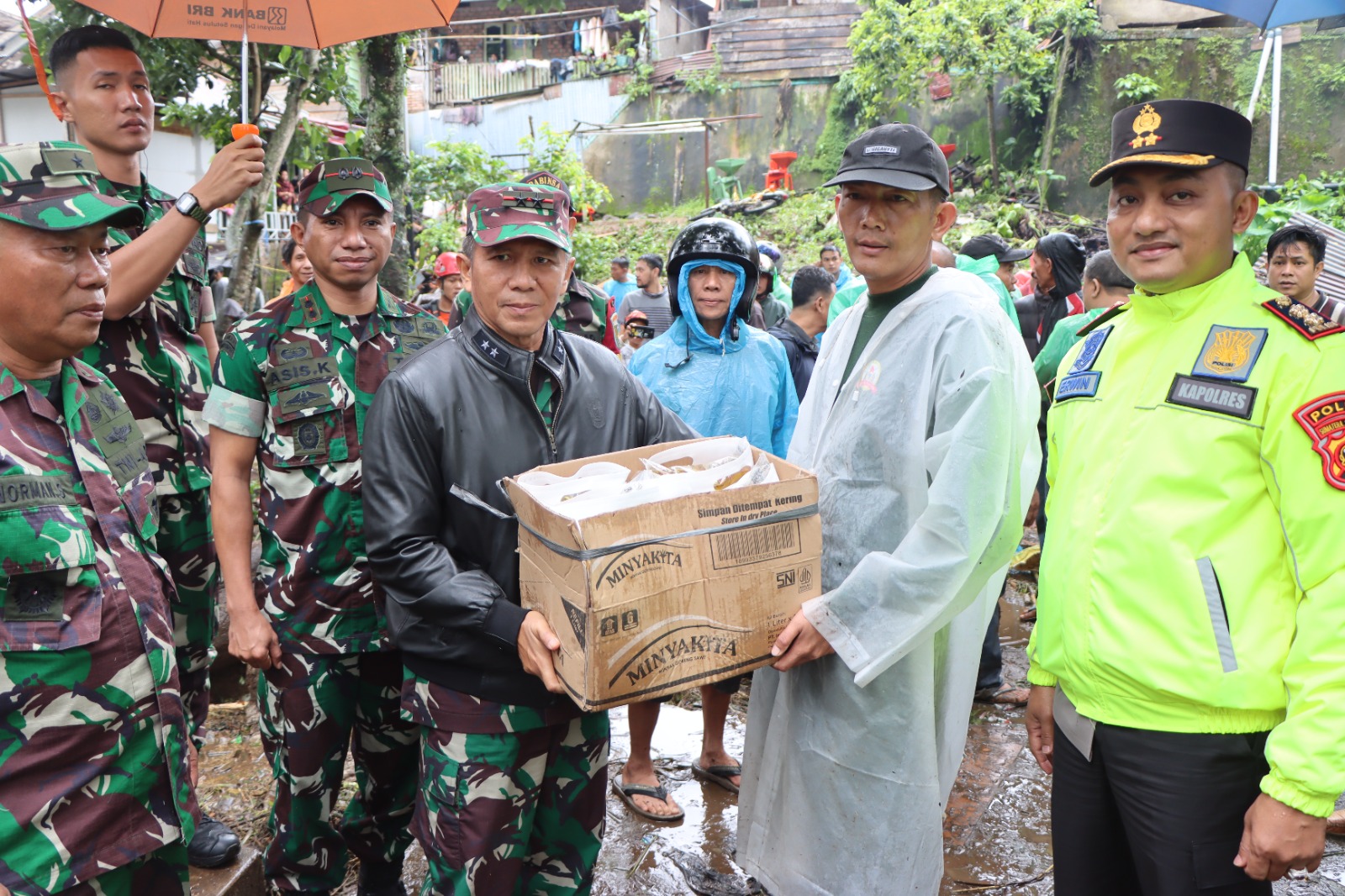 Bersama TNI, Polda Sumsel Evakuasi dan Salurkan Bantuan Kemanusiaan untuk Korban Banjir di Pagaralam dan Lahat