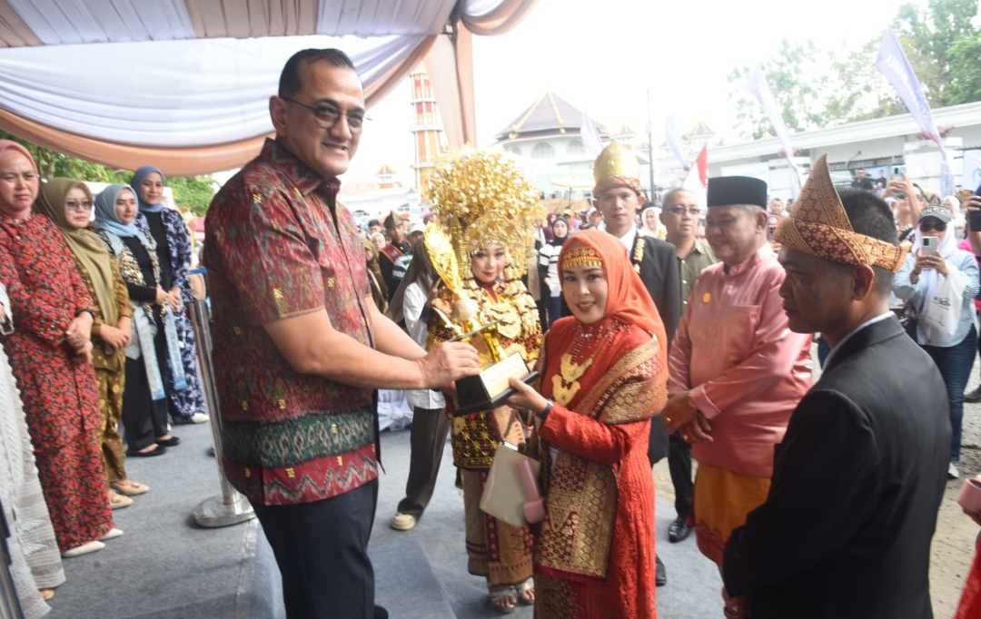 Sekda Sumsel Edward Candra Hadiri Tradisi Midang Morge Siwe di Kayuagung, Apresiasi Nilai Budaya 