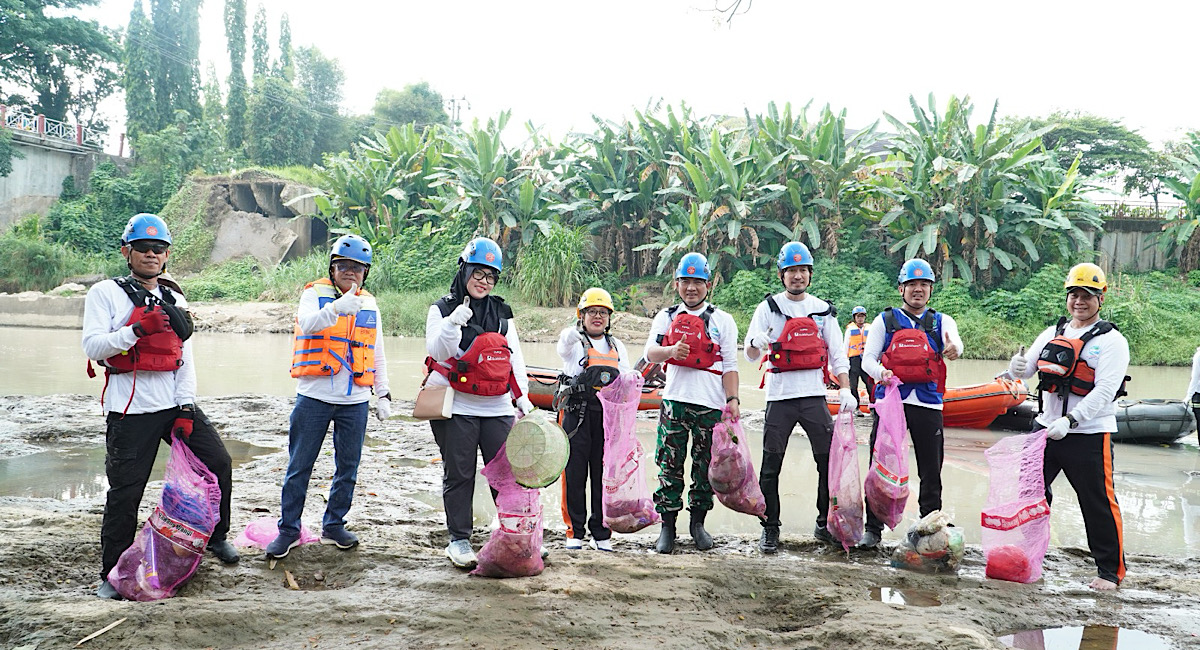 PTBA Gelar Susur Sungai, Angkut 1,56 Ton Sampah dari Sungai Enim