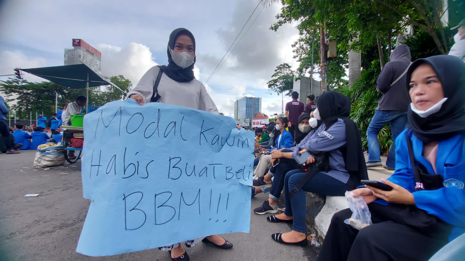 Spanduk Kocak dan Nyeleneh di Sela Panasnya Aksi Massa di Palembang