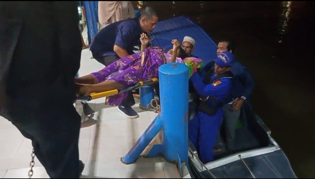 Ambulans Apung Polairud Polda Sumsel Pos Pangkalan Sandar Upang Evakuasi Bumil Melahirkan Bayi Sungsang