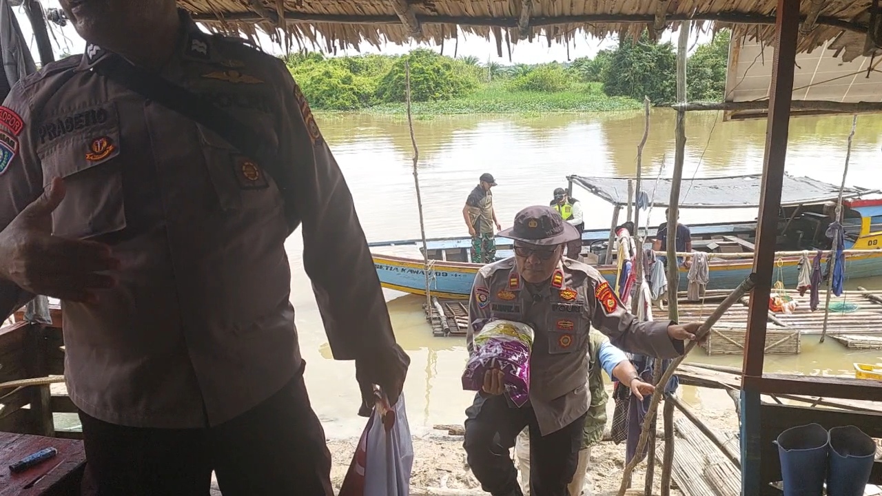 Polsek Lempuing Jaya Patroli Karhutla dan Salurkan Bansos untuk Nelayan Sungai Lempuing