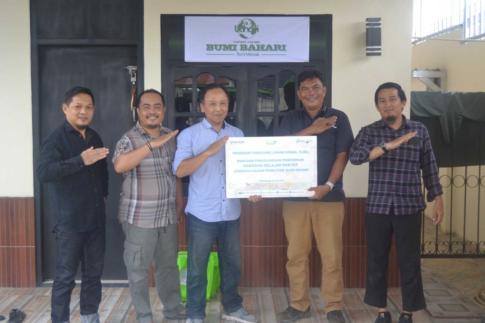 Pelindo Regional 2 Palembang Serahkan 200 Paket Alat Belajar untuk Meningkatkan Pendidikan di Palembang