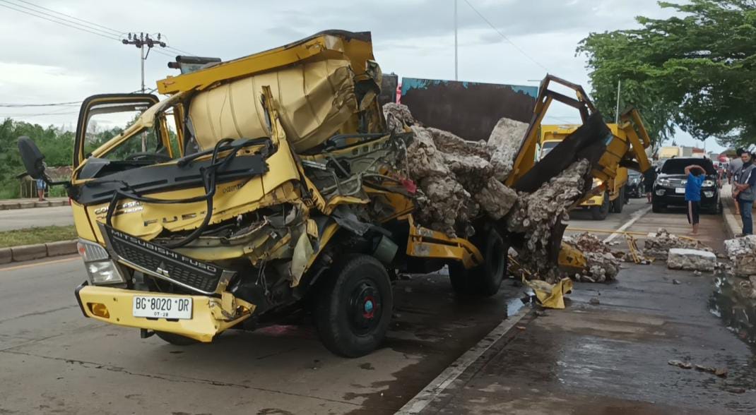 Tabrak Fuso yang Tengah Parkir Menambal Ban, Truk Bermuatan Karet Ringsek Berat, Nasib Sopir?