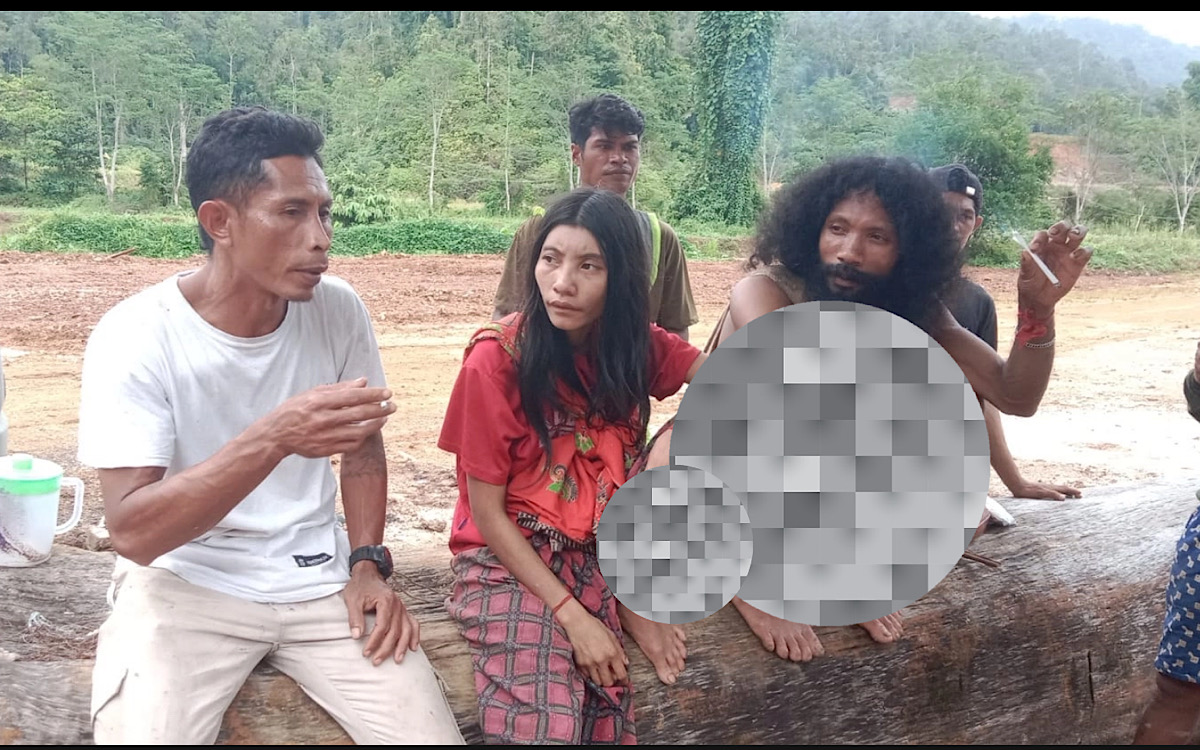 Netizen Penasaran Siapa Pekerja Tambang Gandeng 3 Orang Suku Togutil