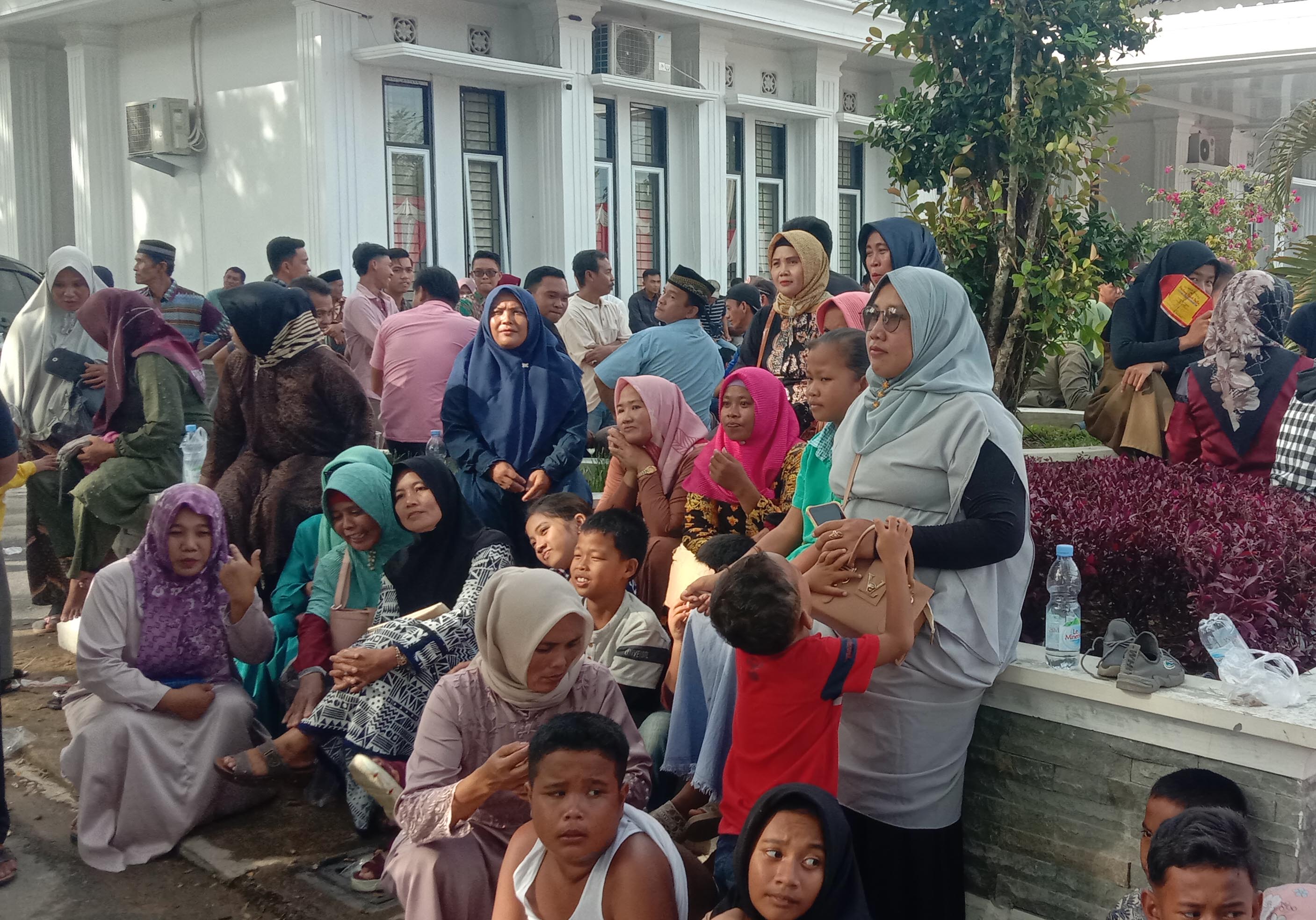 Ribuan Warga Muratara Hadiri Pelantikan 50 Kepala Desa Hasil Pilkades Serentak