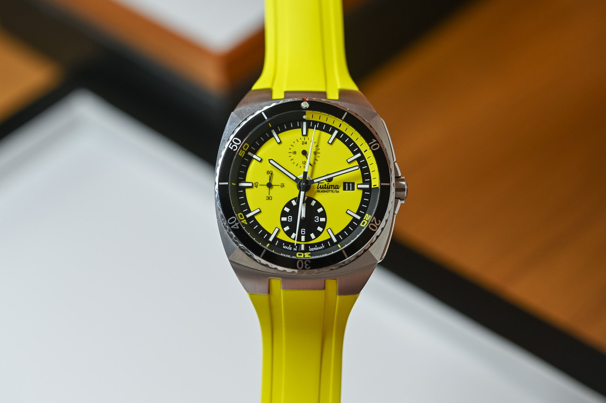 Tutima Meluncurkan Jam Tangan Olahraga yang Dinamis, Saxon One ZSM dengan Warna Kuning