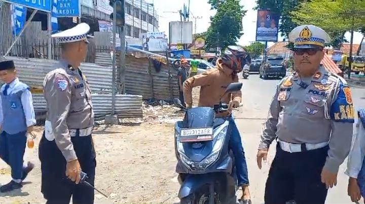 Operasi Zebra Musi 2024 Digelar, Polrestabes Palembang Beri Edukasi, Tindak Kendaraan Parkir di Bahu Jalan 