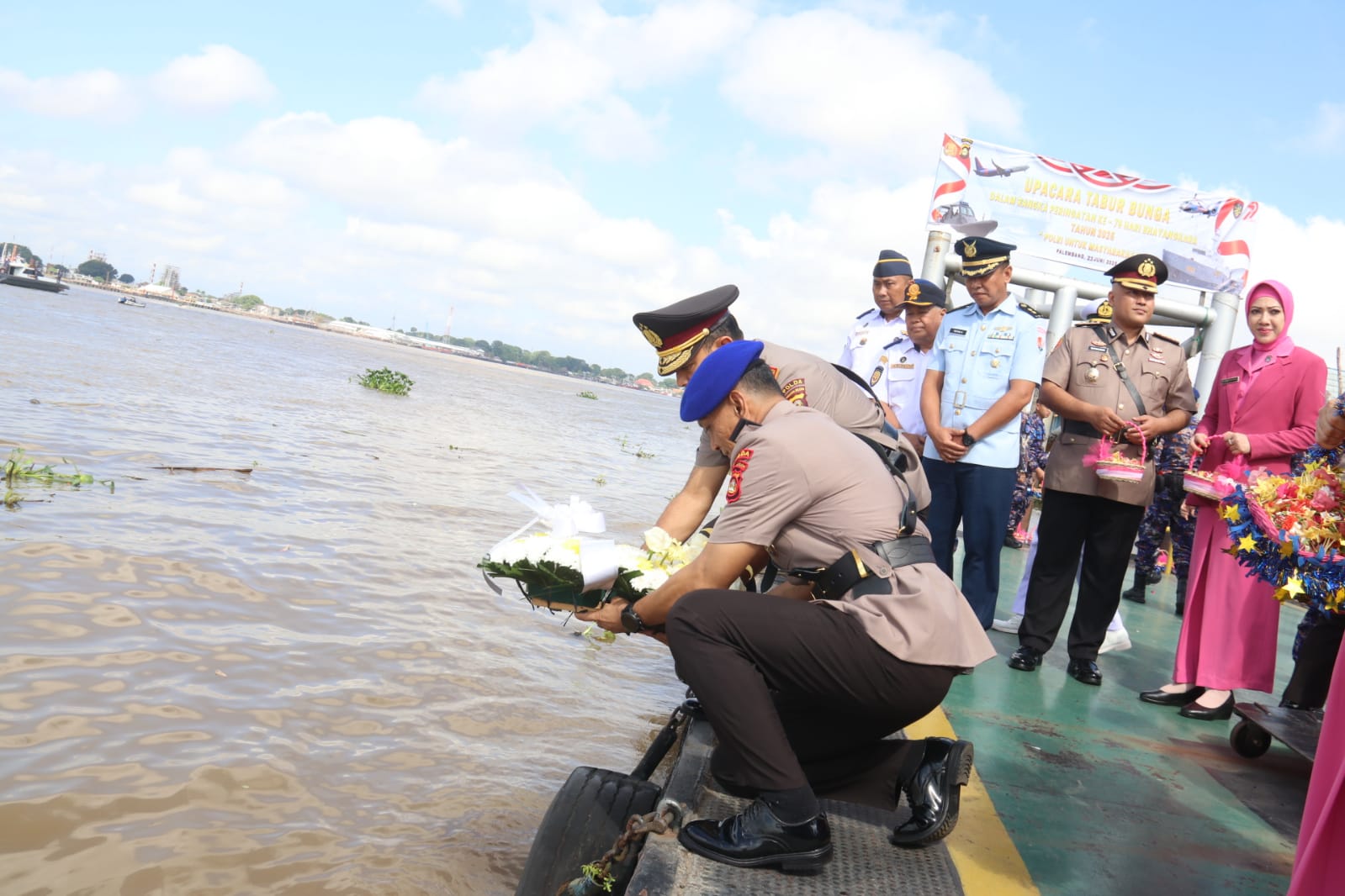 Polda Sumsel Tabur Bunga di Pesisir Sungai Musi, Hormati Jasa Pahlawan Kemanusiaan Maritim