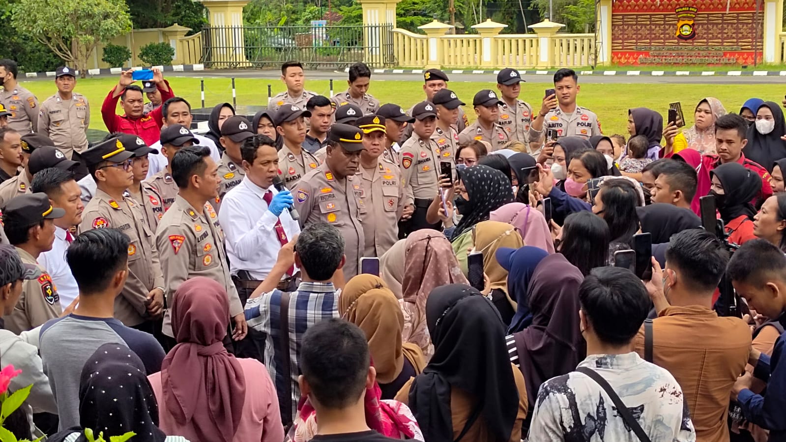 Suami Istri Bandar Arisan Bodong Baturaja Ditetapkan Tersangka, Ratusan Emak-emak Geruduk Polres OKU