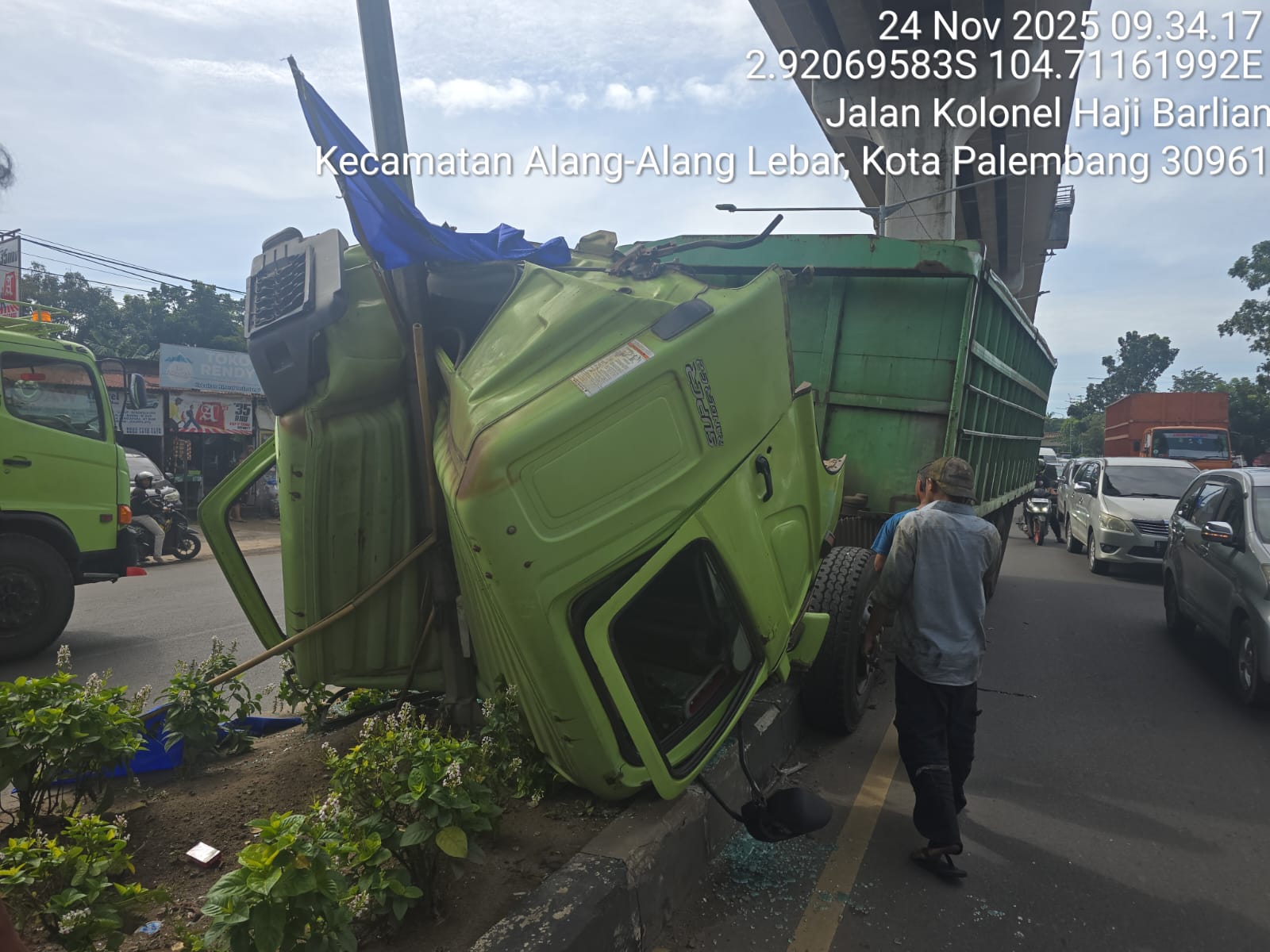 Kabin Truk Fuso Terjungkir Hantam Tiang Lampu Jalan Bawah LRT Palembang, Evakuasi Kendala Kemacetan 