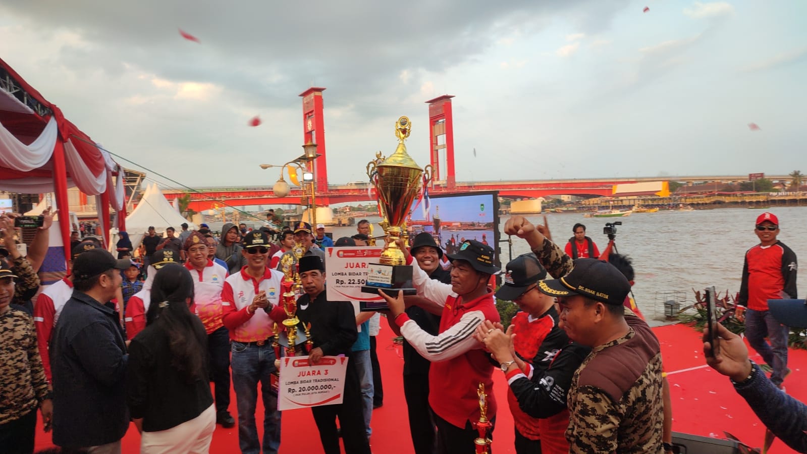 Pemdes Soak Batok Ogan Ilir Raih Piala Bergilir, Simak Daftar Pemenang Lomba Bidar dan Perahu Hias 2023