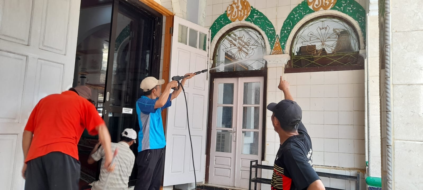 Pengurus Masjid Al-Falah Tanjung Batu Ogan Ilir Lakukan Bersih-Bersih, Semangat Tarawih Pertama