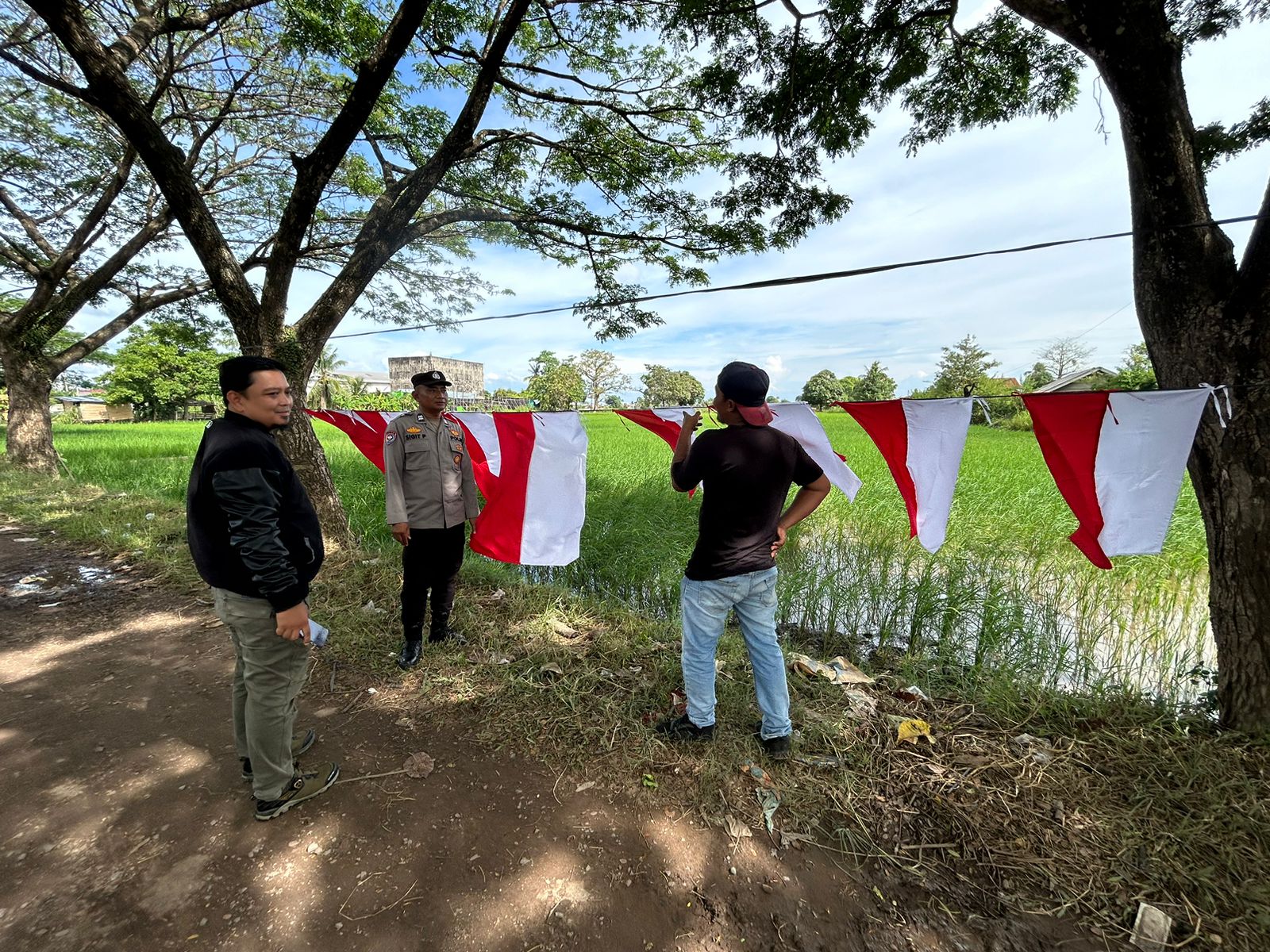 Antisipasi Berkibarnya Bendera One Piece, Polsek Pemulutan Ogan Ilir Lakukan Pemeriksaan Penjual Bendera