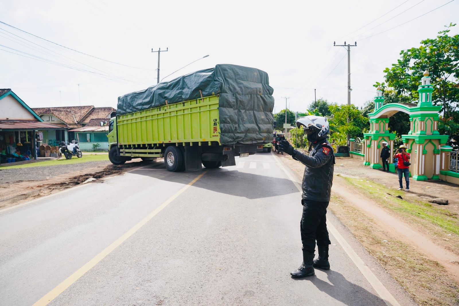 Turun Tangan Urai Kemacetan di Jalintim Palembang-Betung, Kapolda Sumsel Minta Truk Berat Putar Balik