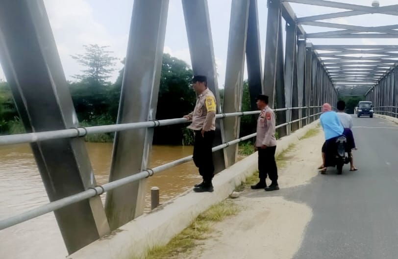 Debit Air Mulai Tinggi, Personel Polsek Rantau Alai Ogan Ilir Ingatkan Warga Tak Main di Sungai