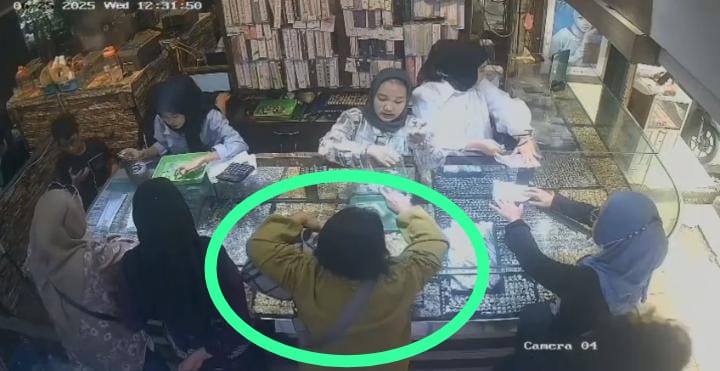 Terekam CCTV Curi Kalung Emas di Pasar 16 Palembang, IRT Asal OKI Diamankan Sedang Makan Pempek