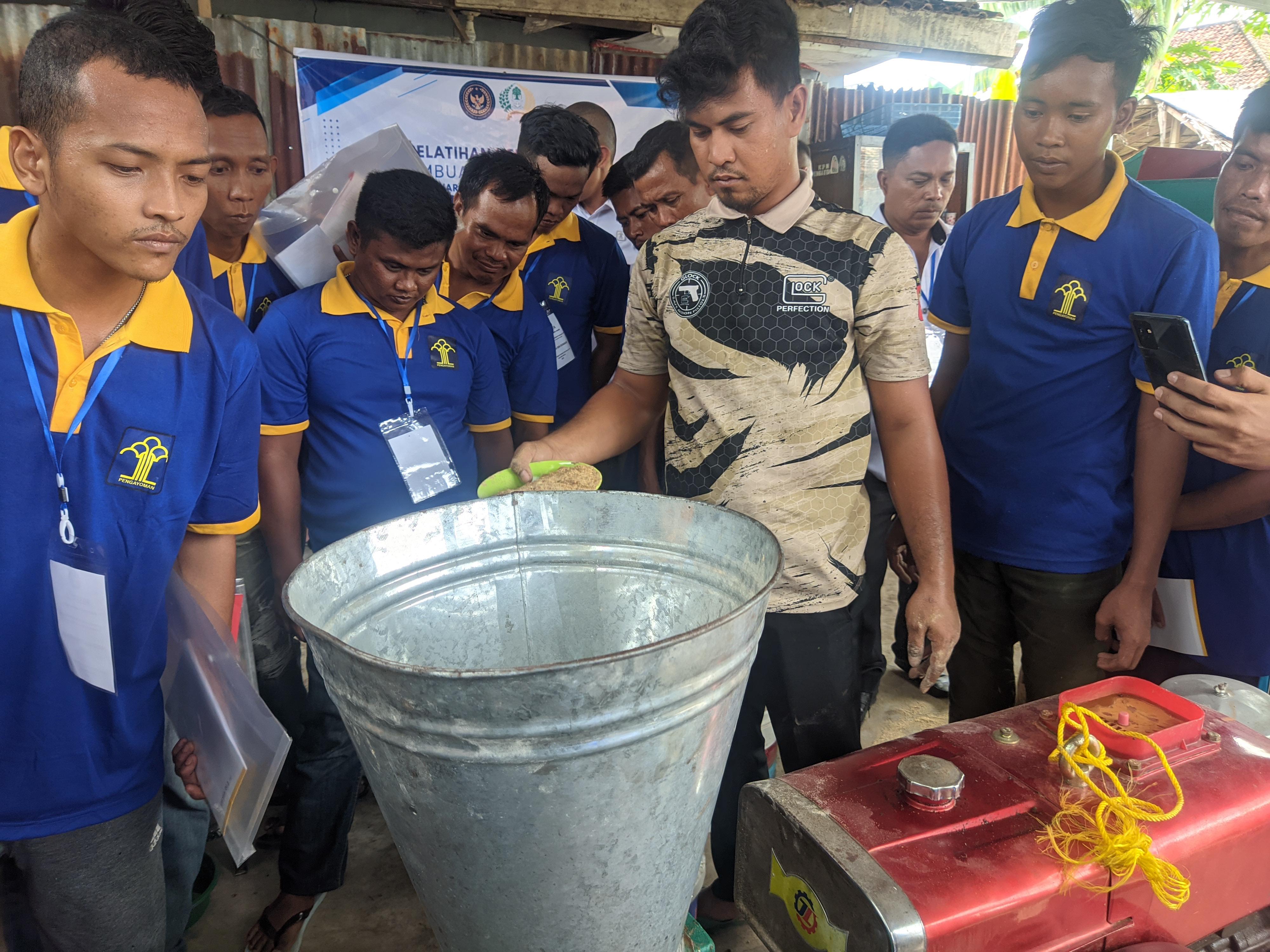 Pelatihan Kemandirian di Lapas Tanjung Raja Ogan Ilir, Warga Binaan Dilatih Membuat Pakan Ikan