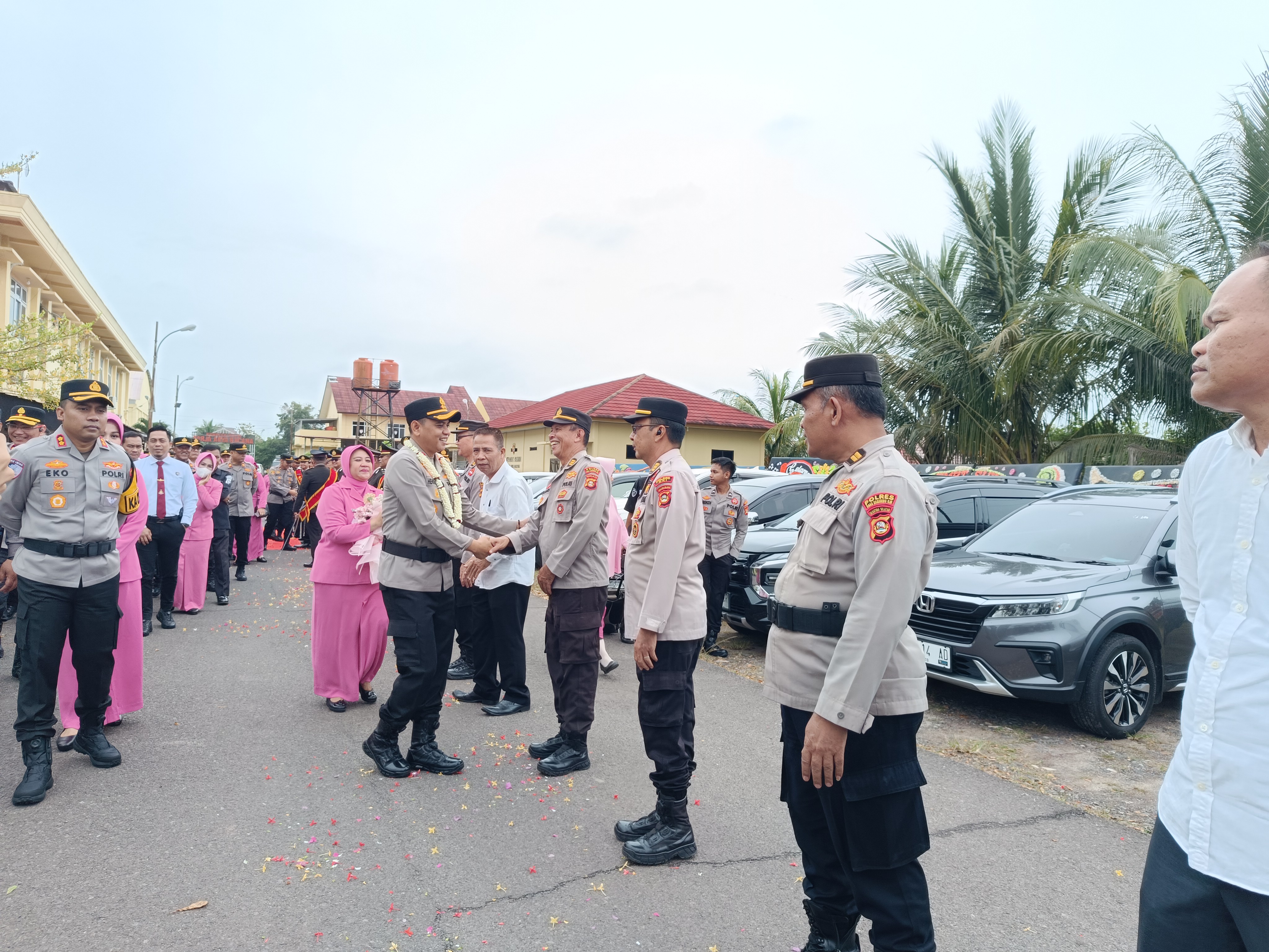 Kapolres OKI yang Baru Disambut Tradisi Pedang Pora dan yang Lama Dilepas dengan Becak