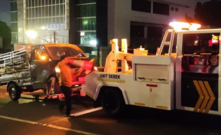 Kecelakaan Tunggal, Mobil Pickup Pengangkut Sayur Tabrak Pembatas Flyover Polda Sumsel 