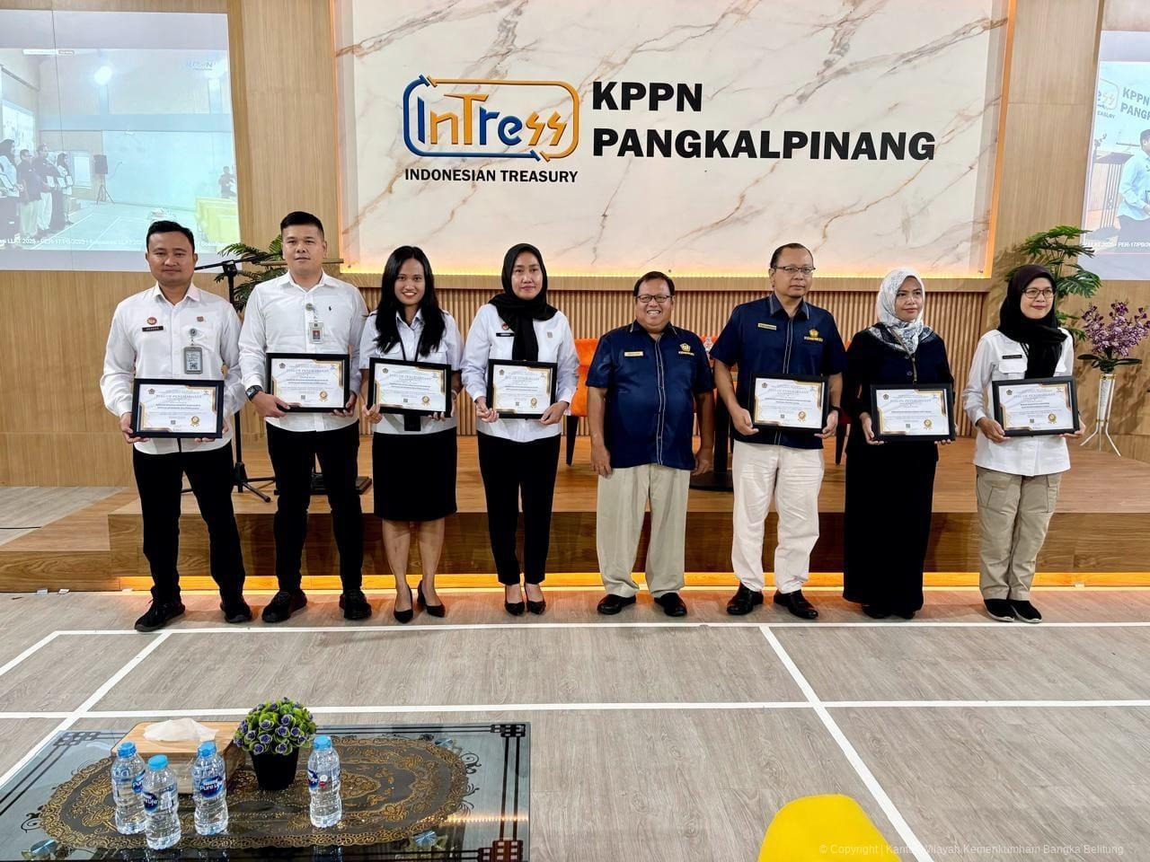Kanwil Kemenkum Babel Terima Penghargaan IKPA 100 dari KPPN Pangkalpinang pada Semester I Tahun 2025