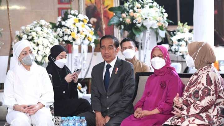 Pulang Lawatan, Jokowi Langsung Melayat ke Rumah Tjahjo Kumolo