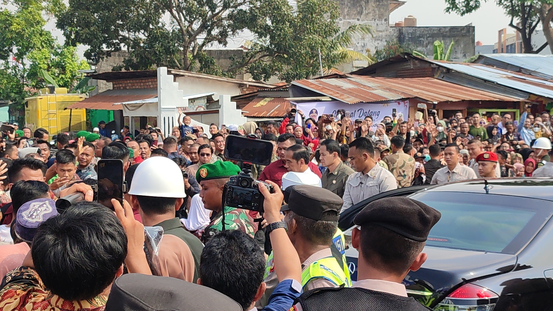 Pedagang Pasar Sekip dan Warga Palembang Antusias Sambut Kedatangan RI 1, Jokowi Tinjau Langsung Lapak Pedagan
