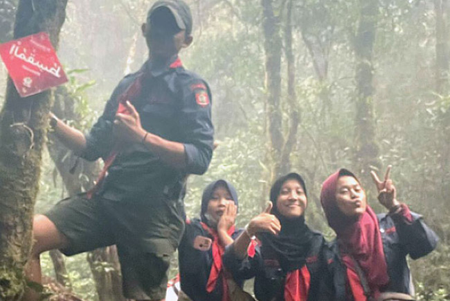 Pasang Plang Asmaul Husna dan Kalimat Tauhid, Brimpals FH UMP Palembang Ekspedisi di Bukit Daun Rejang Lebong
