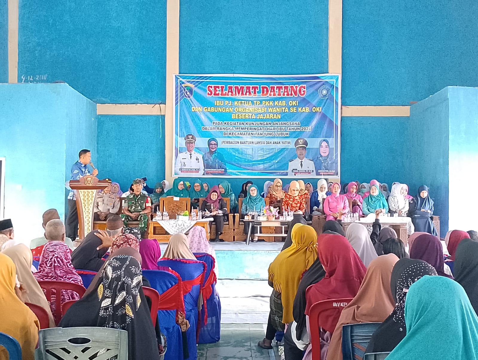 Peringati Hari Ibu, DPPPA OKI Berikan Bantuan ke Lansia dan Anak Yatim di Tanjung Lubuk