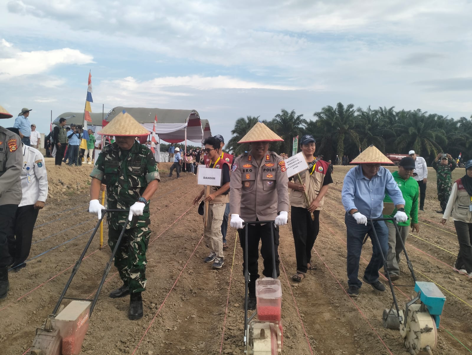 Sinergi Masyarakat dan Pemerintah: Penanaman Jagung Serentak Kuartal III di Kebun Desa Rantau Durian II OKI