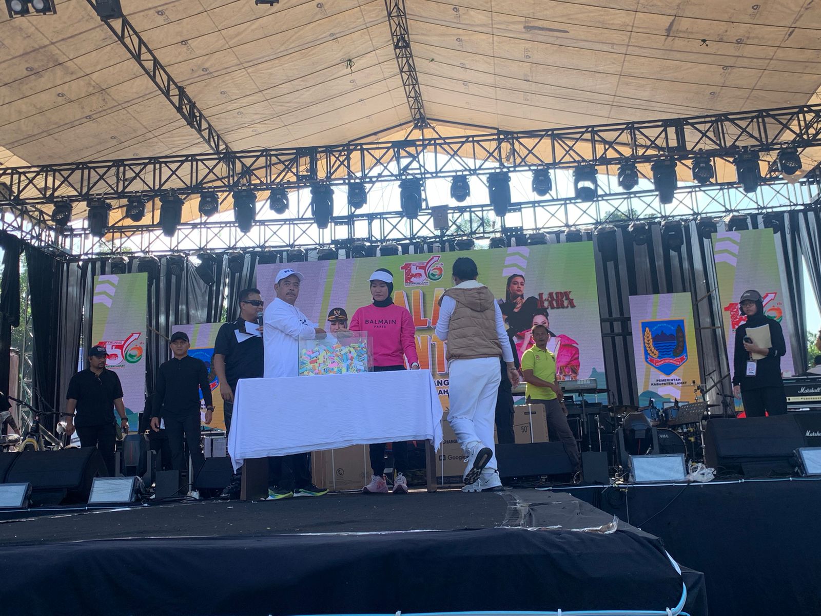 LAHAT BERPESTA: Bupati–Wabup Turun Langsung, Ribuan Warga Tumpah Ruah di Lapangan Eks-MTQ