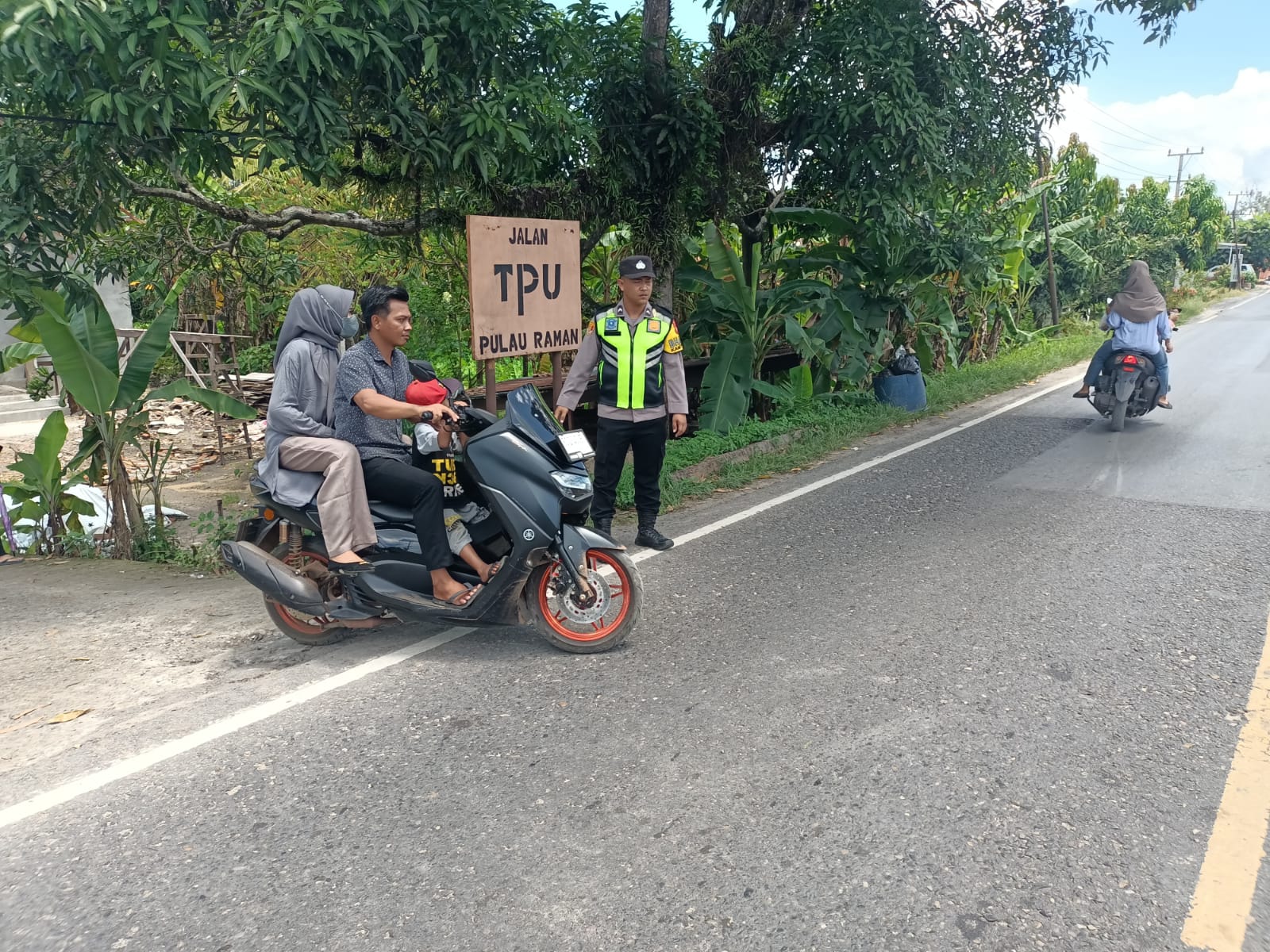 Antisipasi Kemacetan di Lokasi Ziarah, Personel Polsek Tanjung Raja Turun Langsung Atur Lalu Lintas