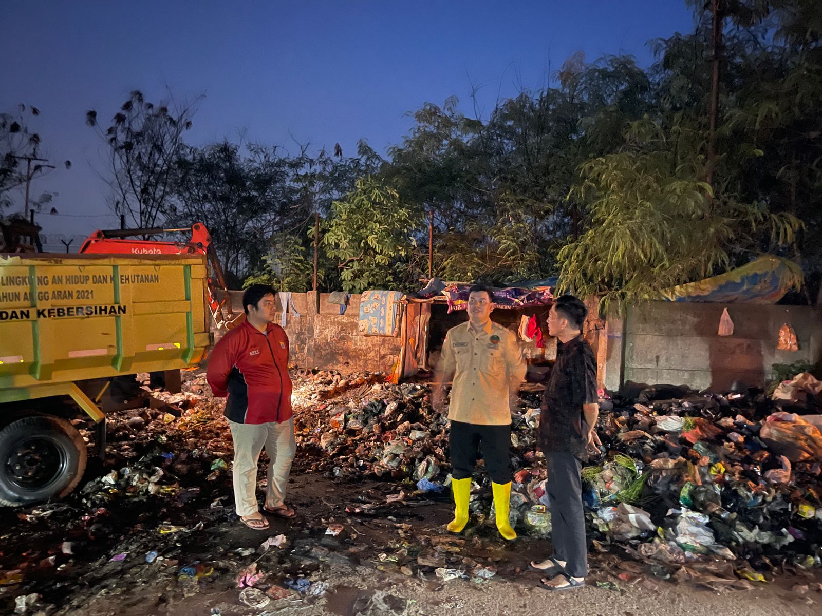 Sampah Numpuk di Belakang Bandara SMB II Palembang, Ratu Dewa Beri Reaksi, Minta DLHK Sigap Bersihkan