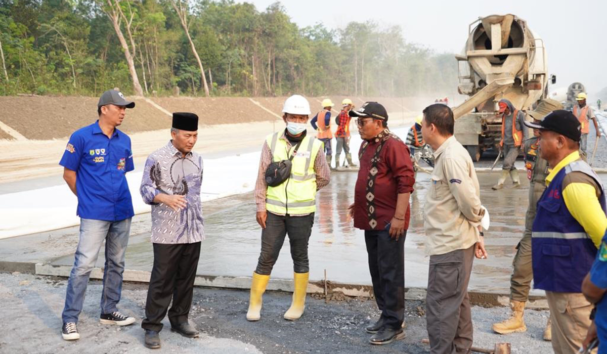 Langsung Gaspol Cek Proggress Jalan Tol Baleno, Pj Bupati Apriyadi Yakin Selesai Tepat Waktu