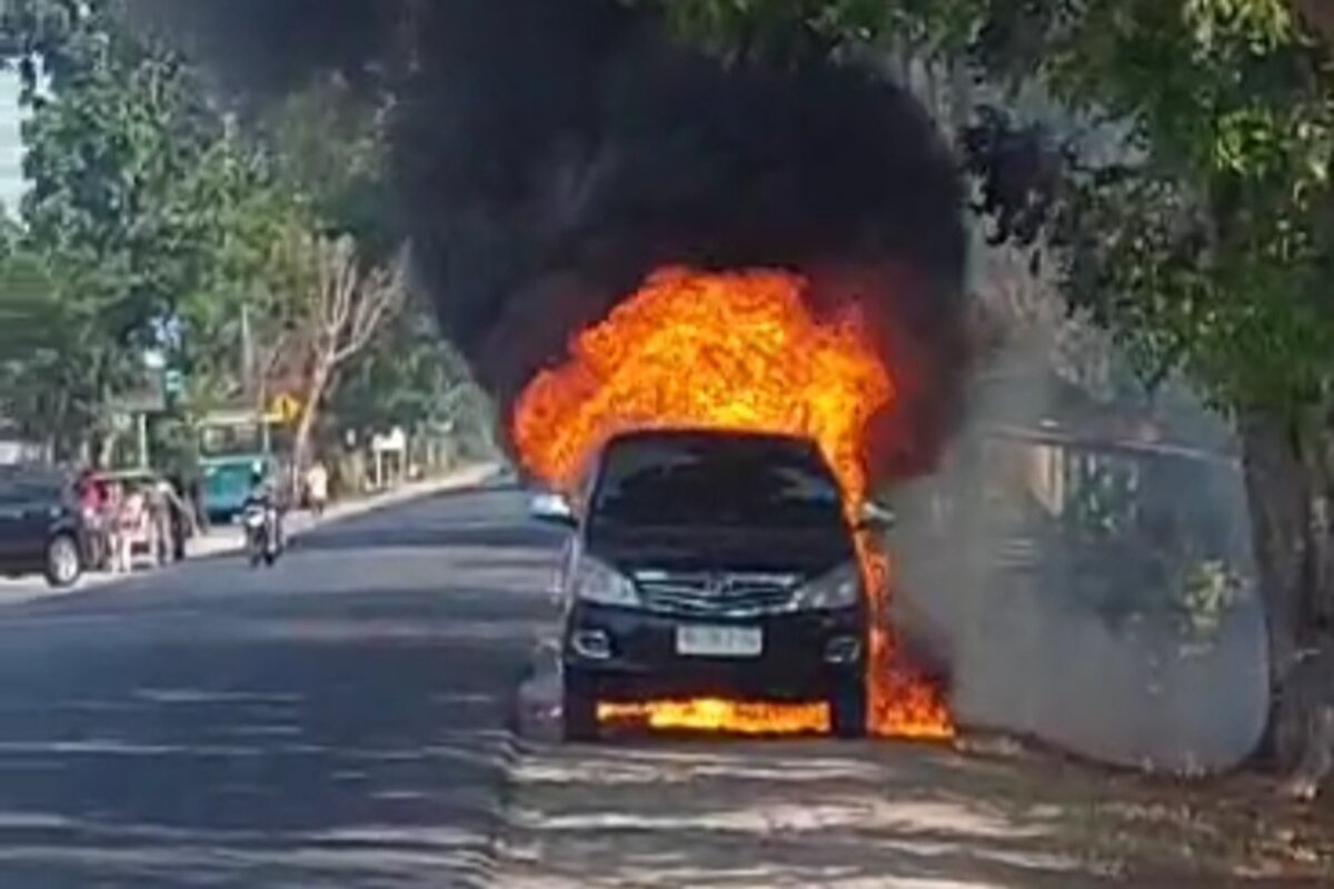 ASTAGA! Innova Terbakar di Jalan Lintas Martapura, Ini Penjelasan Saksi Mata