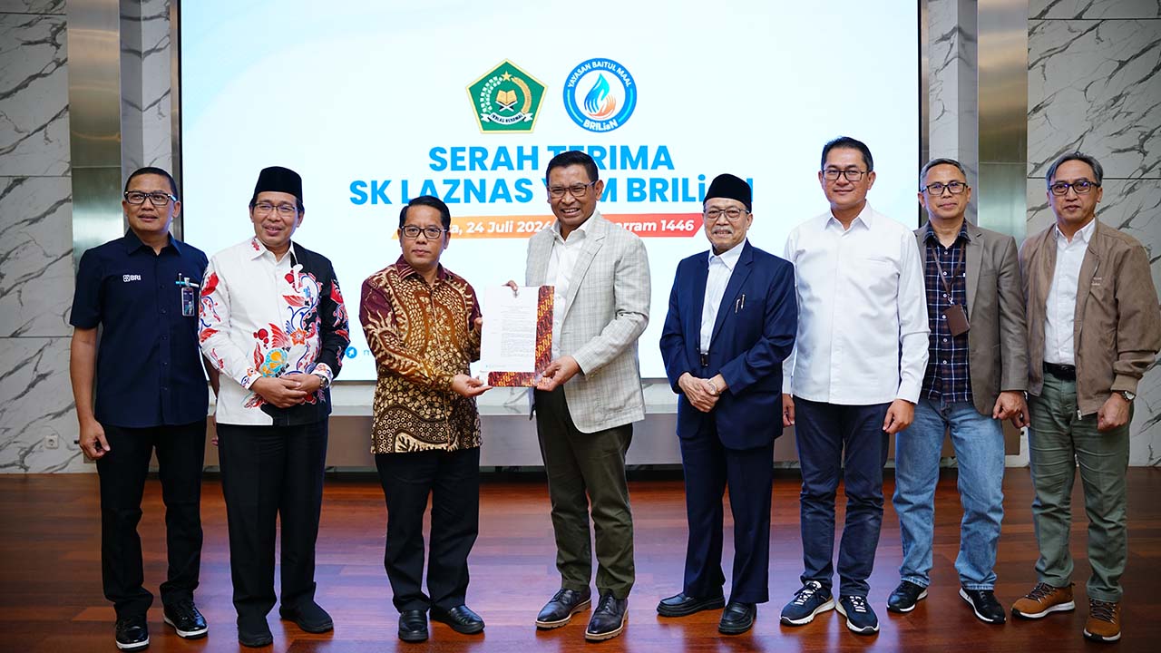 Kemenag RI Menyerahkan SK Izin Operasional Sebagai Lembaga Amil Zakat Skala Nasional Kepada YBM BRILiaN