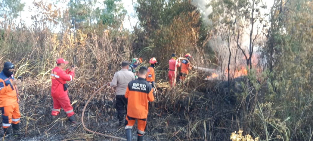 Kebakaran Lahan di Desa Sungai Rambutan Ogan Ilir, Polsek Indralaya & Tim Gabungan Berjibaku Padamkan Api