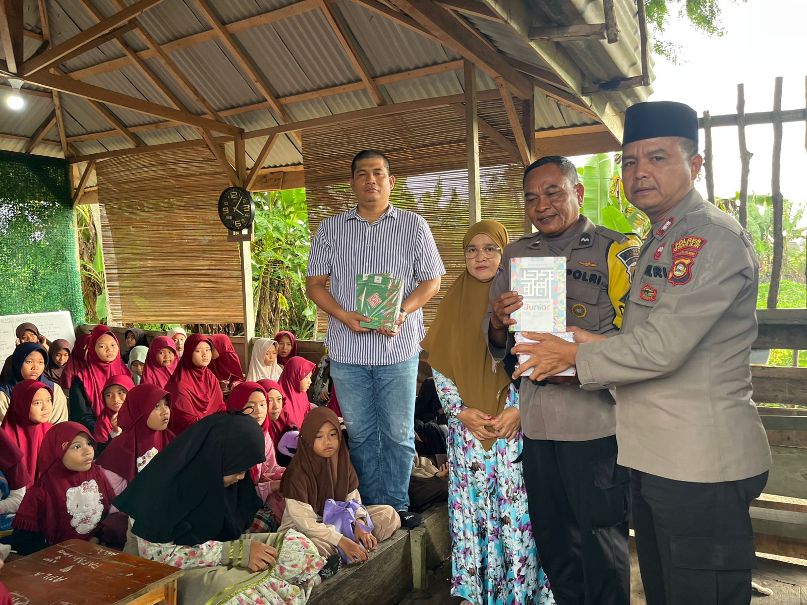 Polsek Indralaya Peduli, Serahkan Alquran kepada Rumah Tahfidz Ammalatul Quran Yatim Duafa Ogan Ilir