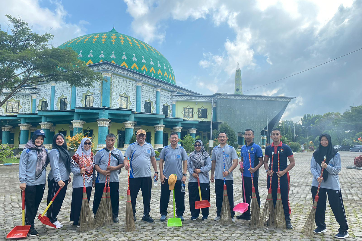 Jumat Bersih, Kalapas Narkotika Kelas IIA Muara Beliti Ajak Pegawai Bersih-Bersih Masjid Agung Musi Rawas