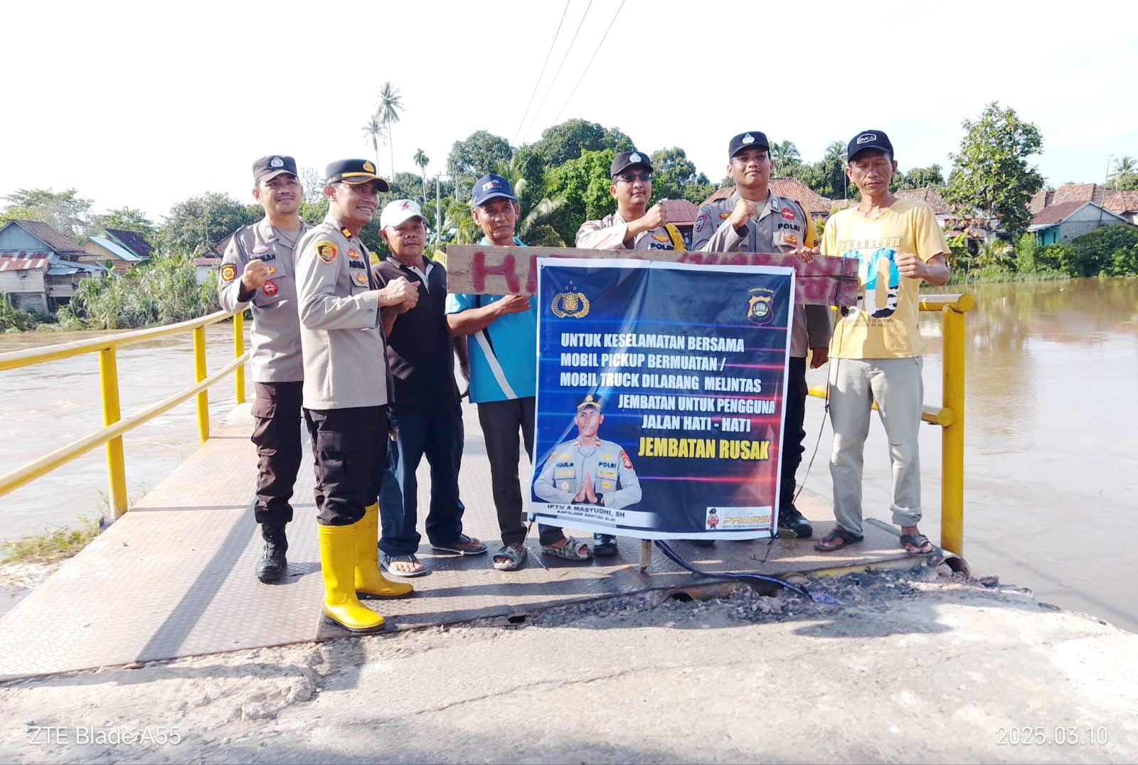 Antisipasi Korban Jiwa, Polsek Rantau Alai Ogan Ilir Pasang Spanduk Peringatan di Jembatan Amblas