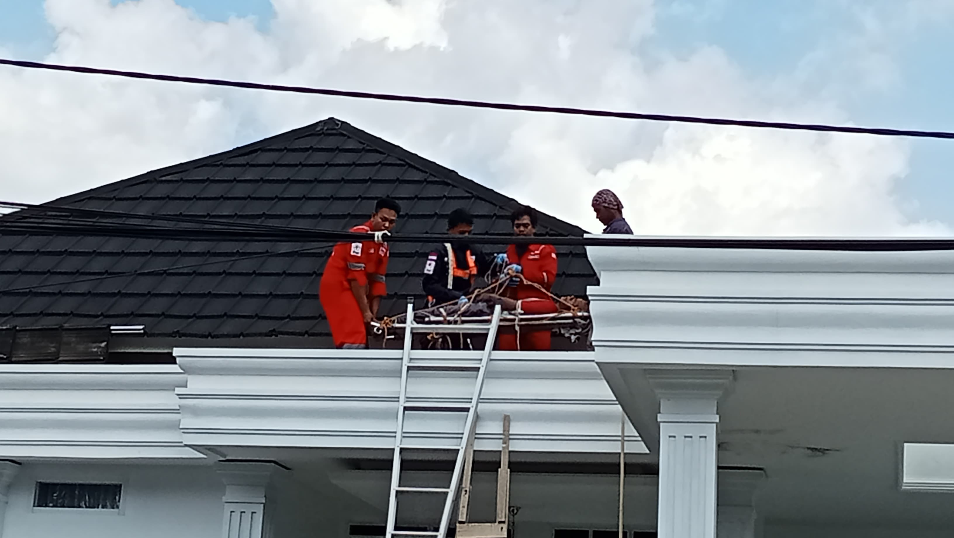Perbaiki Atap Rumah, Seorang Pekerja di Palembang Tersengat Listrik, Begini Kondisinya