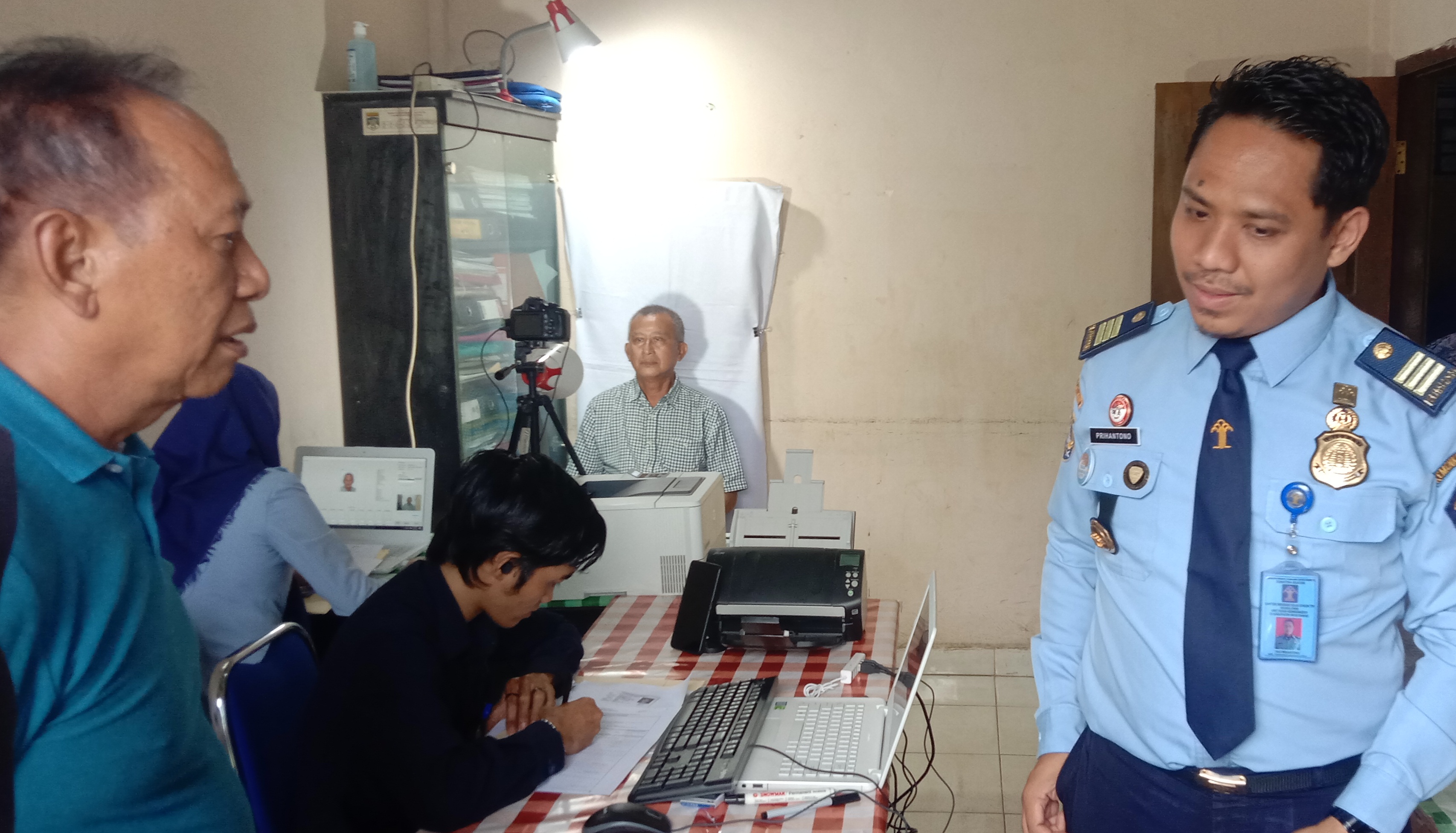 Terkendala Jaringan Internet, Pelayanan Imigrasi Muratara Pindah ke Kantor Kesbangpol