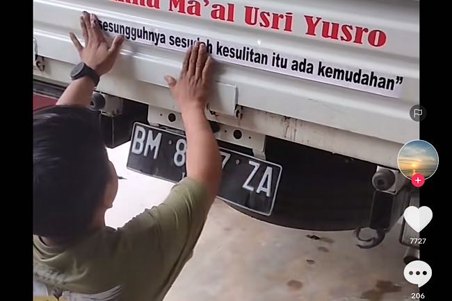 Ustaz Abdul Somad Ajak Sopir Truk Berdakwah, Sopir Ini Langsung Terapkan di Belakang Bak Mobilnya, MasyaAllah!