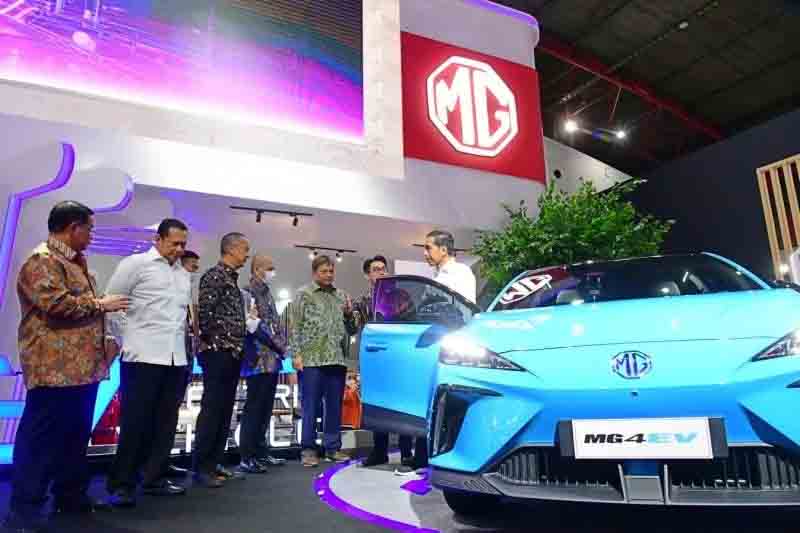 Presiden Jokowi Ajak Industri Otomotif Geser ke Kendaraan Listrik