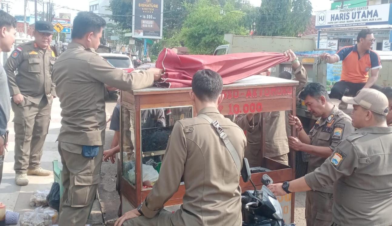 Gelar Lapak Dagangan Sebabkan Kemacetan, Sat Pol PP Palembang Tertibkan PKL Membandel