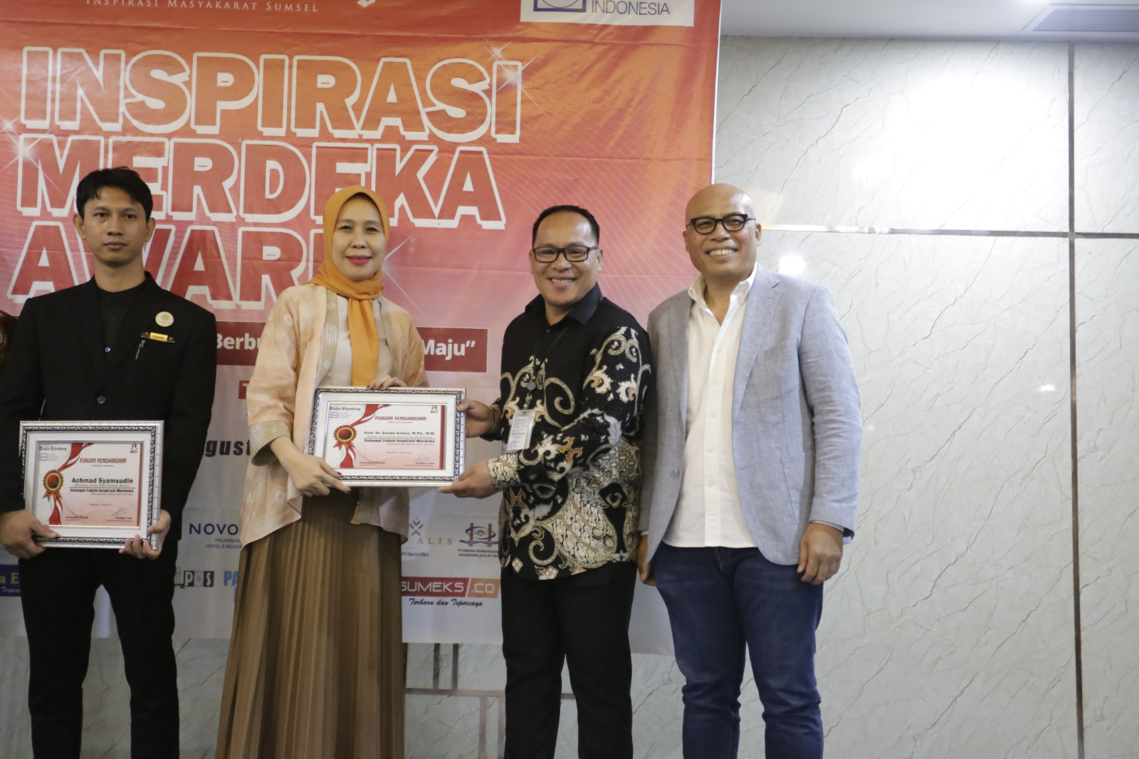 Bukti Pengabdian, Rektor Universitas Bina Darma Dapat Penghargaan Tokoh Inspirasi Merdeka