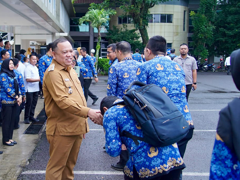 Suasana Haru Warnai Apel Pagi Perpisahan Pj. Bupati Muba H. Sandi Fahlepi